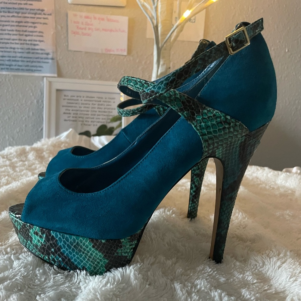 Bakers Turquoise and snake skin Heels